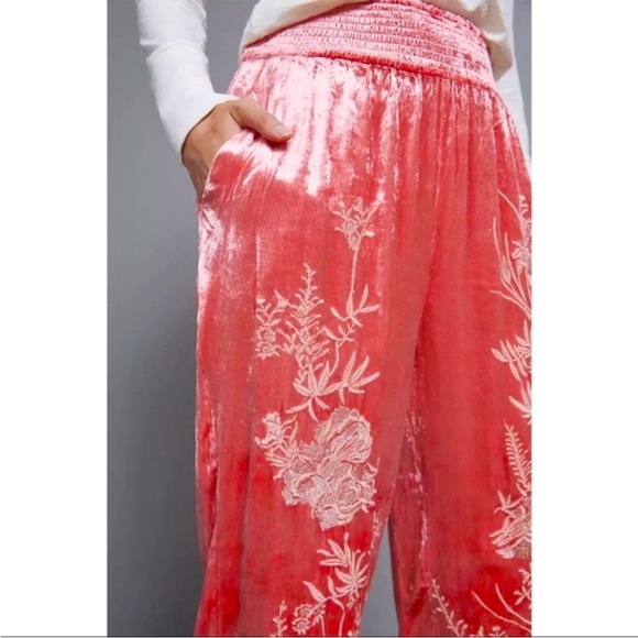 ANTHROPOLOGIE Rosie Bohemian Velvet Floral Embroidered Jogger in Pink - Picture 3 of 14